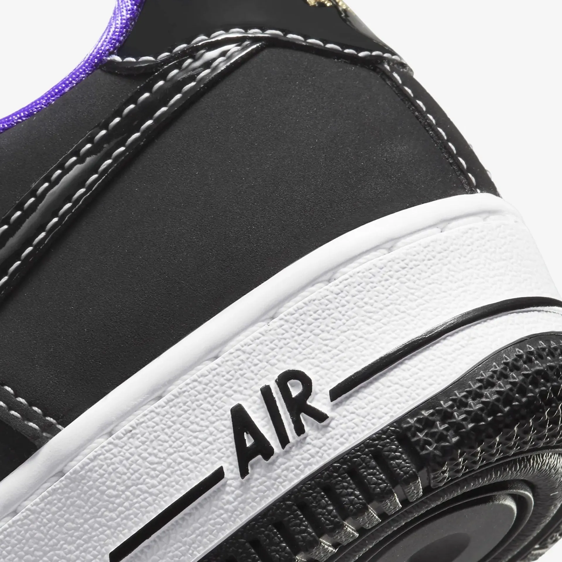 Nike | AIR FORCE 1 LV8  { BLACK